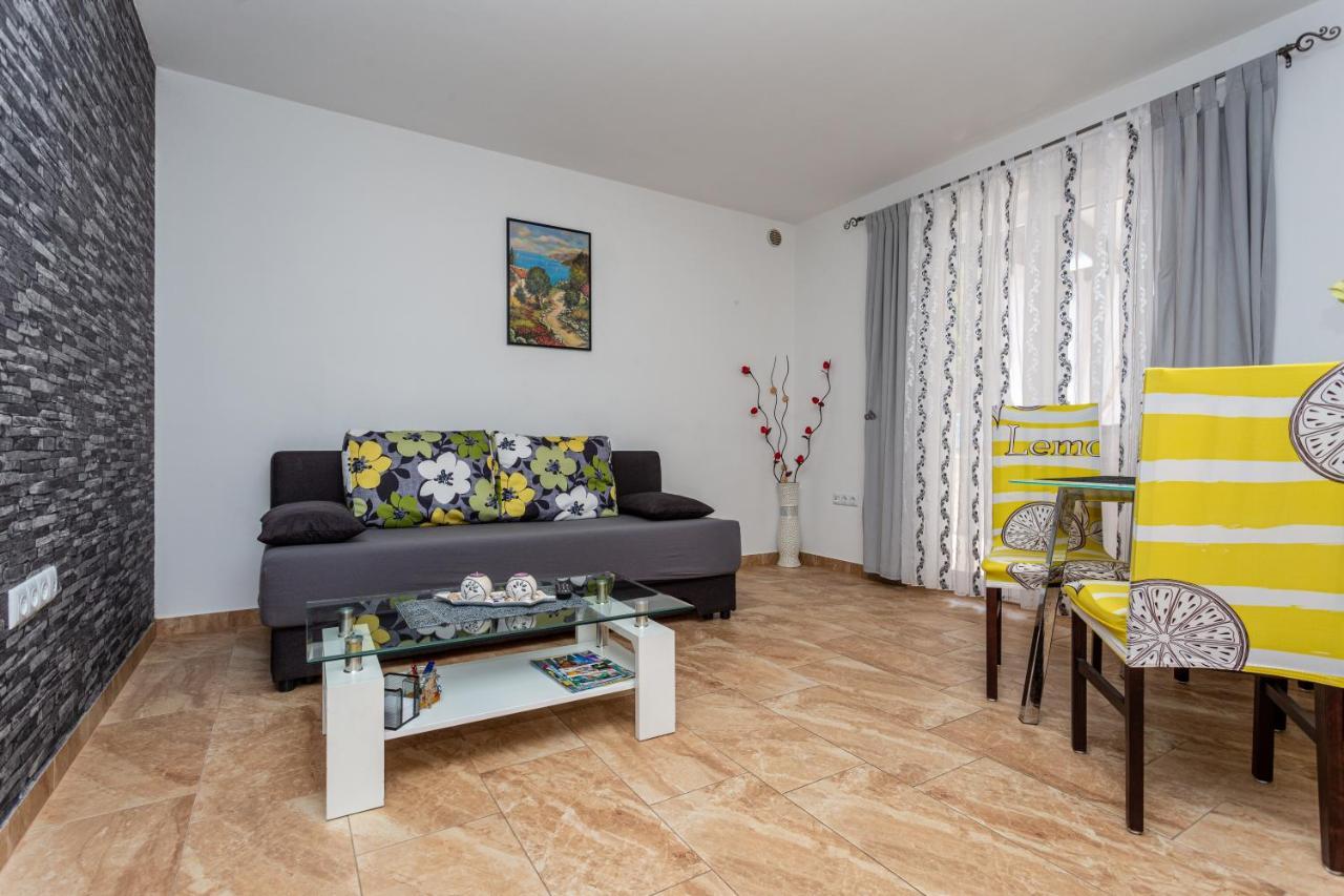 Apartment With A Private Swimming Pool, Garden & Bbq Gostinjac Buitenkant foto
