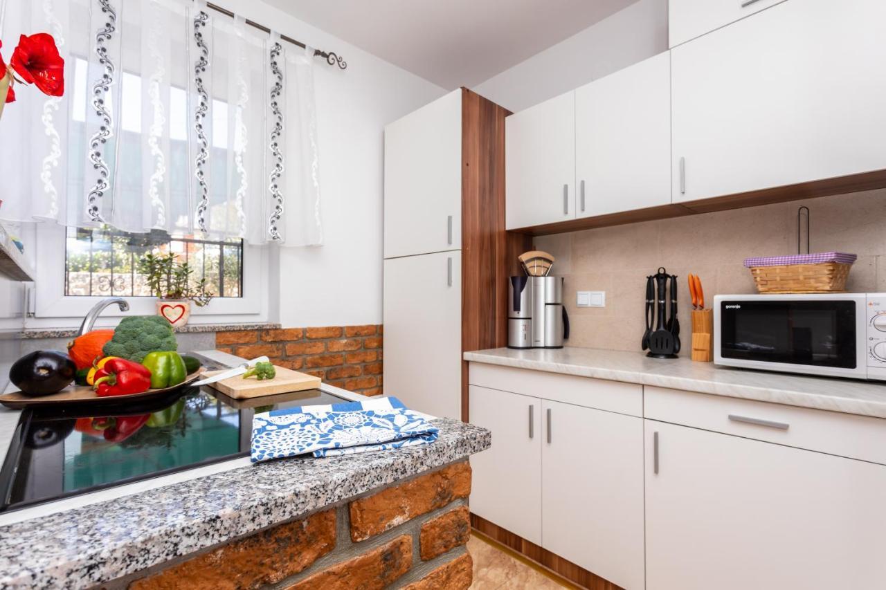 Apartment With A Private Swimming Pool, Garden & Bbq Gostinjac Buitenkant foto