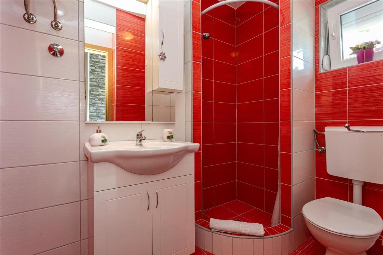 Apartment With A Private Swimming Pool, Garden & Bbq Gostinjac Buitenkant foto
