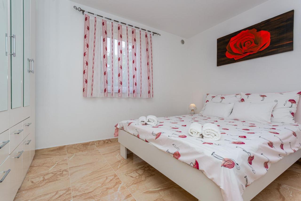 Apartment With A Private Swimming Pool, Garden & Bbq Gostinjac Buitenkant foto