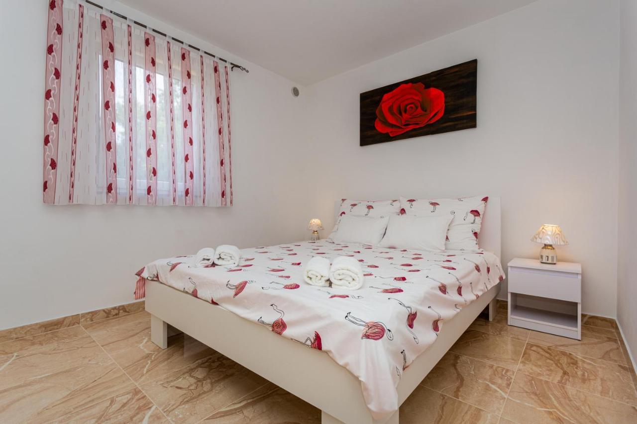 Apartment With A Private Swimming Pool, Garden & Bbq Gostinjac Buitenkant foto