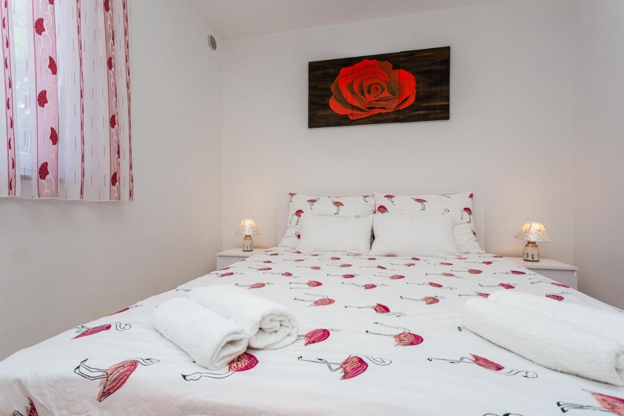 Apartment With A Private Swimming Pool, Garden & Bbq Gostinjac Buitenkant foto