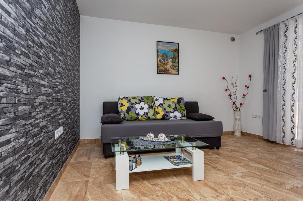 Apartment With A Private Swimming Pool, Garden & Bbq Gostinjac Buitenkant foto